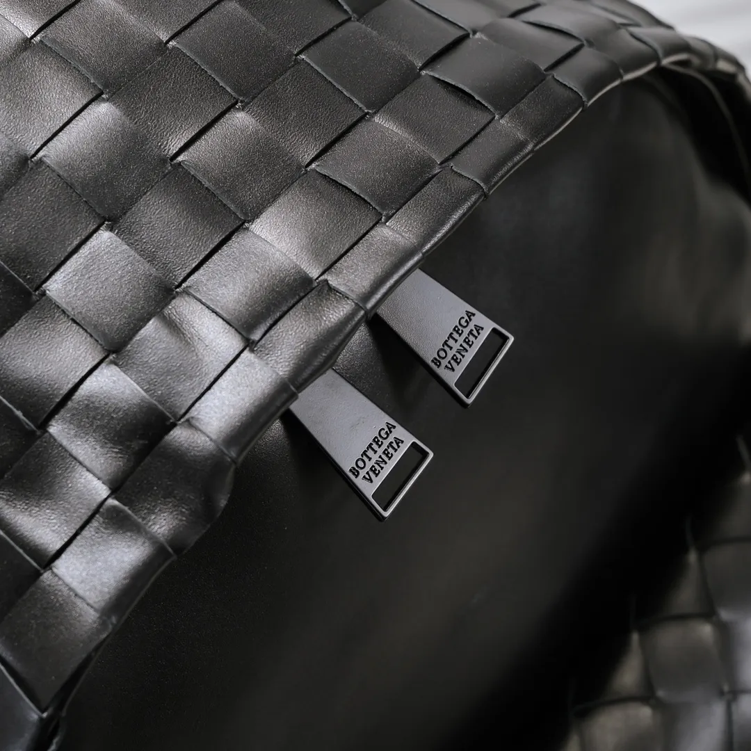 Batch 1860 new style👇BV Baodiejia's new woven backpack is a must-have item for travel, and the backpack is definitely the first choice for popularity. As the iconic classic element of the brand, it is well integrated into larger backpacks. It uses woven strips with a width of 1.5 to make the whole more coordinated. Fashion and recognition are well balanced. No logo, low-key and generous. Italian calfskin + canvas lining. High functionality. Size: width 32*43cm. Model: 6619